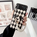 Detalle de funda acolchada con cadena de perlas grandes y soporte de anillo diamante - Argyle Negro con Anillo de Diamantes y Cadena de Perlas / Samsung ZFlip3