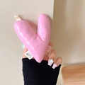 Dettaglio del supporto per telefono in pelle rosa a forma di cuore con logo del gatto - Cuore Distorto (Rosa)