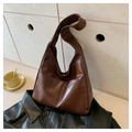 Detailansicht einer dunkelbraunen Hobo-Tasche aus Patchwork-Leder mit breitem Gurt - Braun