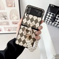 Detalle de funda Galaxy Z Flip en cuero argyle marrón con asa de perlas blancas - Argyle Verde con Anillo de Diamantes y Cadena de Perlas / Samsung ZFlip3