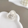 Macro del supporto per telefono con rosa 3D bianca, perla e cuore grigio su vassoio - Stile Rosa Cuore Grigio e Bianco