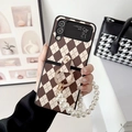 Detalle de funda acolchada para Galaxy Z Flip con cadena de perlas y anillo brillante - Argyle Marrón con Anillo de Diamantes y Cadena de Perlas / Samsung ZFlip3