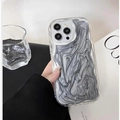 Primer plano del patrón fluido plateado en la funda protectora para iPhone - Gris Plata / iPhone 7/8/SE 2020