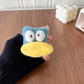 Dettaglio del supporto per telefono in peluche blu con bocca larga su legno - Stile Bocca Grande Blu