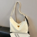 Elegante bolso hobo crema con sofisticado logo triangular y pañuelo de seda decorativo - Blanco (Con Colgante)