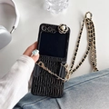 Detail van gewatteerd zwart leren telefoonhoesje met camellia en parelketting - Bladpatroon Camelia Parelketting Zwart / Samsung ZFlip3