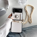 Detail van wit golvend leren hoesje met camelia bloem en parel schouderriem - Bladpatroon Camelia Parelketting Wit / Samsung ZFlip3