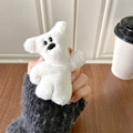 Dettaglio del supporto per telefono a orsetto di peluche bianco con texture morbida ricamata - Orsetto Testa Storta con Fiocco - Bianco