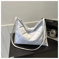 Detalle de bolso tote blanco acolchado con diseño de rombos y correas de cuero finas - Blanco