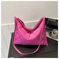 Detalle de bolso tote de nailon acolchado fucsia con patrones de rombos - rosa intenso