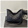 Detalle del bolso tote acolchado negro de tela Oxford con diseño de rombos elegantes - Negro