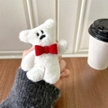 Dettaglio del supporto per telefono a forma di orsetto di peluche bianco con fiocco rosso - Orsetto Testa Storta - Bianco - Fiocco Rosso