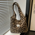 Borsa tote invernale leopardata in peluche con texture morbida e tracolla casual da donna - Marrone