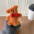 Detailaufnahme des flauschigen Teddybär Handyhalters mit roter Samtschleife aus Plüsch - Schiefkopf Bär - Braun - Rote Schleife