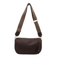 Borsa a tracolla in pelle PU marrone scuro con trama vintage e ampia tracolla tessuta - Marrone