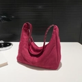Bolso hobo minimalista magenta profundo con textura suave y correa de cuero genuino - Rojo