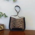 Suede-Beuteltasche mit Leopardenmuster, schwarzen PU-Details und Vintage-Innendekoration - Schwarz