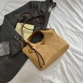 Bolso tipo cubo de lona caqui con asas de cuero marrón y placa de metal triangular - Con Colgante / Marrón
