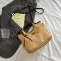 Bolso tipo cubo caqui con correas de cuero marrón y placa triangular en un estilo plano - Con Colgante / Marrón