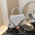 Sac à main chic gris clair avec rabat en strass étincelants et garniture dorée - Argenté