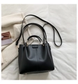 Borsa tote nera minimalista in pelle PU con hardware dorato e tracolla regolabile - Nero