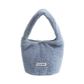 Hellblaue flauschige Handtasche aus Lammwollimitat mit Clear-K Label im koreanischen Stil - Dunstblau