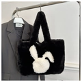 Dettaglio della borsa tote in pelliccia sintetica nera con silhouette di coniglio bianco - Nero