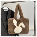 Vista dettagliata della borsa tote in morbido peluche marrone con simpatico coniglio - caffè