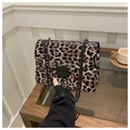 Dettaglio borsa a tracolla leopardata con catena metallica e fibbia a scudo nera - caffè
