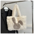 Dettaglio della borsa tote in peluche di coniglio con pelliccia sintetica bianca soffice - Bianco