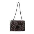 Borsa a tracolla leopardata con catena in metallo e chiusura a patta su sfondo bianco - Marrone