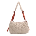 Beige gesteppte Daunentasche mit orangefarbenem Gurt und modischem Stoffetikett - Orangerot