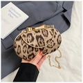 Modieuze clutch met luipaardprint, gouden striksluiting en metalen handvat - Khaki Luipaardprint