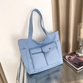 Hellblaue Nylon-Tragetasche mit funktionalen Taschen und langen Gurten für den Alltag - Blau