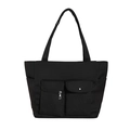 Borsa tote nera capiente con tasche anteriori e ampi spallacci su sfondo bianco - Nero