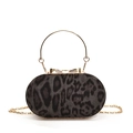 Elegante borsa a mano con stampa leopardata, manico in metallo dorato e tracolla a catena - Nero