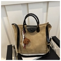 Nahaufnahme der khakifarbene Wildleder-Tasche mit schwarzen Lederriemen auf Stuhl - Mit Anhänger / Khaki