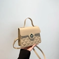 Bolso bandolera acolchado beige con cierre de trébol dorado y correa ajustable - Caqui