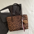 Sac fourre-tout à motif léopard marron avec pendentif ours et pompon tressé - Avec Ornement / Marron Jaune