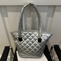 Borsa tote trapuntata argento di grande capacità con finitura in nylon metallizzato - Argento
