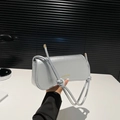 Borsa sottobraccio argento minimalista con dettagli a nodo e finitura metallica - Argento