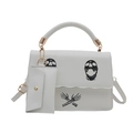 Borsa a tracolla bianca con stampa a teschio nero e mini portamonete coordinato - Bianco