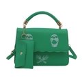 Borsa a tracolla verde con stampa teschi, manico rotondo e piccolo ciondolo abbinato - Verde