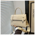 Detalle de bolso bandolera blanco roto con cuero sintético texturizado y hebillas de oro - Blanco Roto
