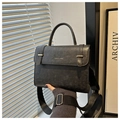 Detalle del bolso bandolera negro con cierre de hebilla y correa ancha de nailon - Negro