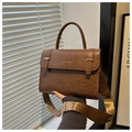 Détail du sac à main vintage marron en PU avec breloque cœur et bandoulière - Marron