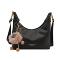 Sac hobo en cuir noir avec détails dorés et charmant mouton en peluche sur fond blanc - Avec Ornement / Noir