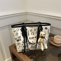Sac fourre-tout blanc avec imprimé graffiti noir et un pendentif ours mignon sur le côté - Avec Pendentif / Noir