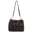 Bolso tote de piel sintética con estampado de leopardo y cadena plateada - Negro