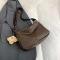 Dunkelbraune Shopper-Tasche aus Kunstleder mit Plüsch-Anhänger und schlichter Naht - Mit Anhänger / Braun
